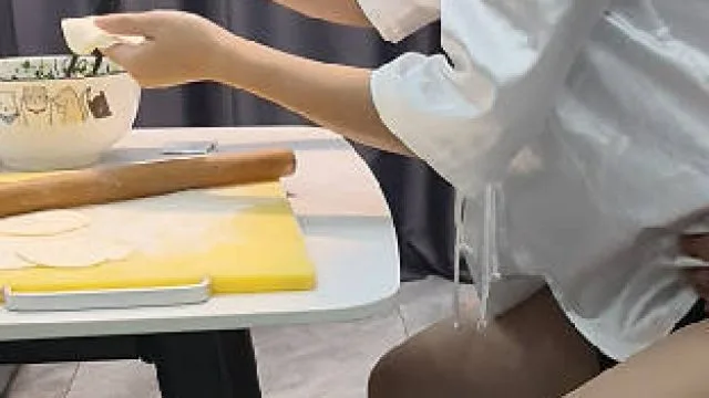 妈妈一边包饺子一边坐我的鸡巴上扭动身体