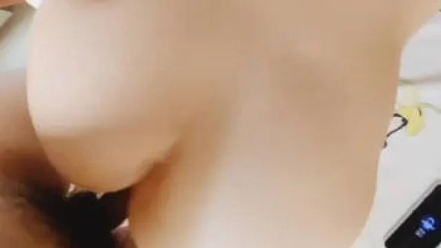 趁哥哥不在家爆操嫂子的大肥臀-蜜桃涩