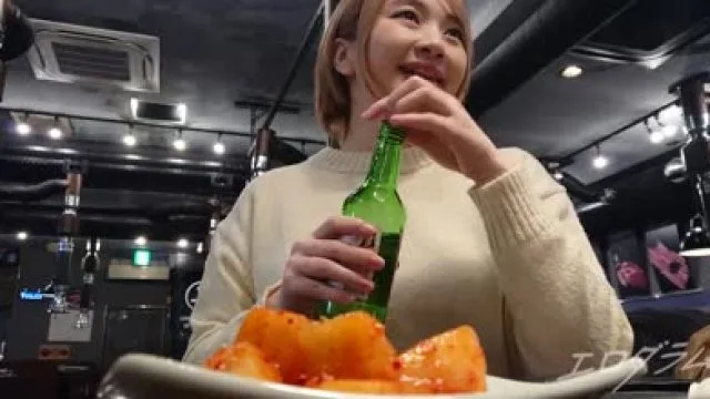 FC2PPV-1778125-拥有四分之一日本血统聪明漂亮的前时装模