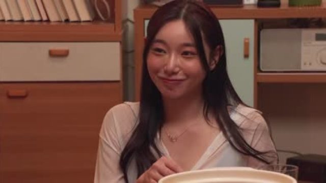 dldss-405 妻の居ない週末、妻の親友の誘惑に負けて、舌を絡ませ跨りイキ狂う腰遣いに何度も、何度も、中出しをしてしまったボク。 三葉ちはる