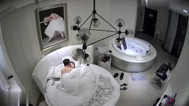 酒店偷拍-红裙富姐和包养的小哥开房草逼开着手机电筒看逼洞