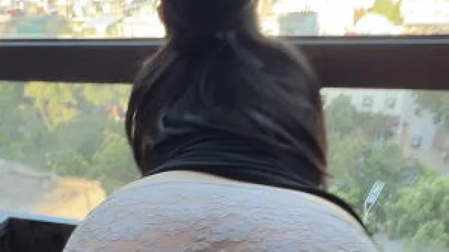 在窗前玩弄兄弟老婆