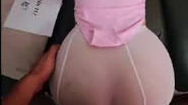帮女儿练习舞蹈动作