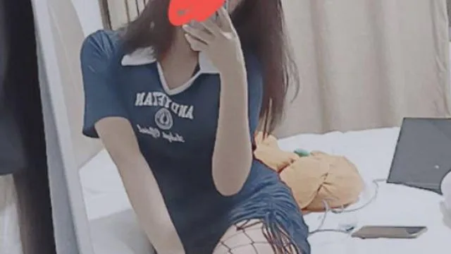 把弟弟支到隔壁的房间然后爆操躲在床上的女儿