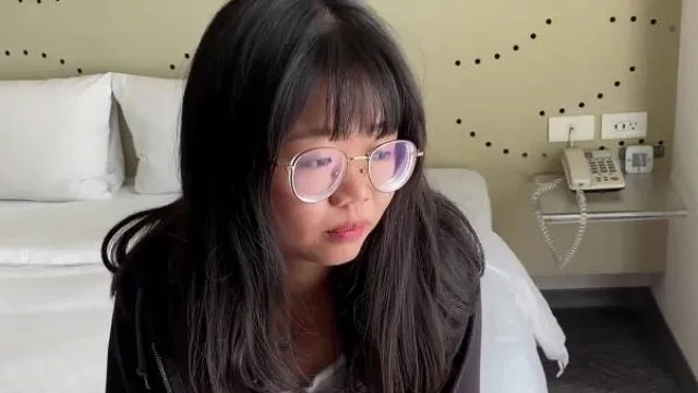 年轻可爱眼镜妹妹-南橘