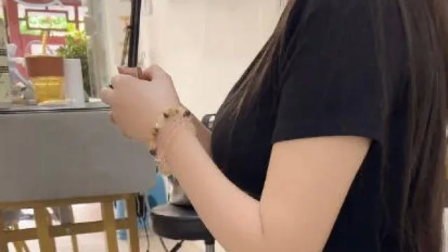 美容店里强上翘臀老板娘