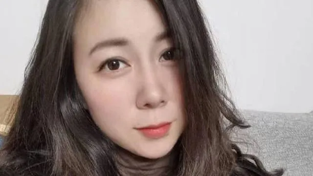 表姐如白玉梨香般饱胀软热的玉乳上稍加力道挤压