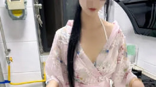 姐姐穿骚睡衣等我下班