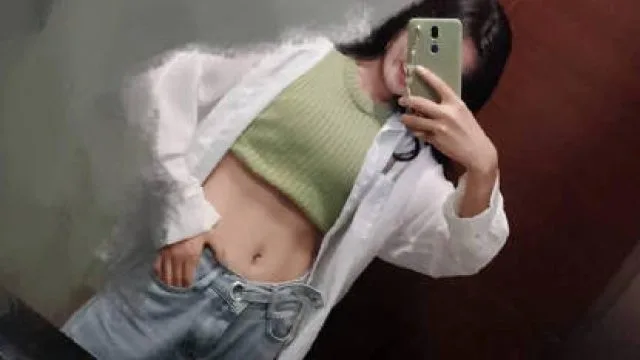 压抑不住躁动直接爬上床摸女儿逼逼揉捏女儿奶子