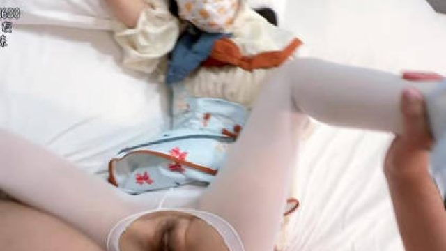 白丝萝莉儿媳为了顺利结婚被我操高潮四次后内射
