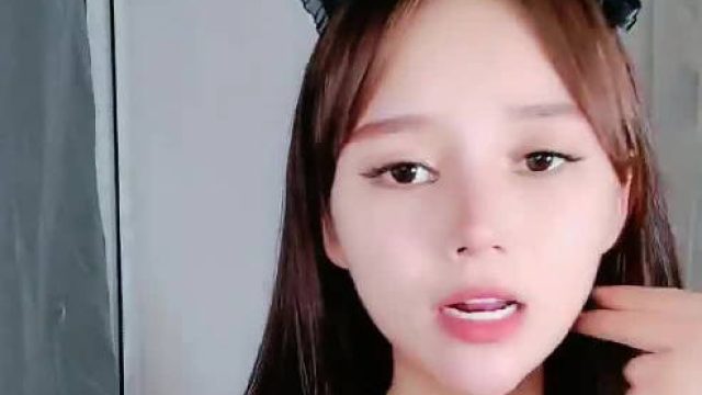 小美女穿网袜性感装自慰