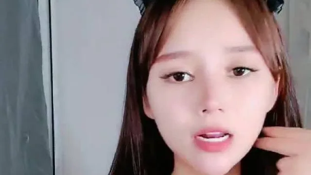 小美女穿网袜性感装自慰