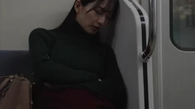 moon-041最終マンズリ電車 誰もいない2人きりの車内で美人剛毛OLが股間を広げ見せつけオナニーくちゅくちゅくちゅ… 鈴木真夕