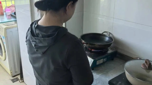 让姐姐给我吃好几天没洗的鸡吧把姐姐给恶心后操了她