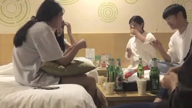 大学生带着三个女同学开房聊开上床