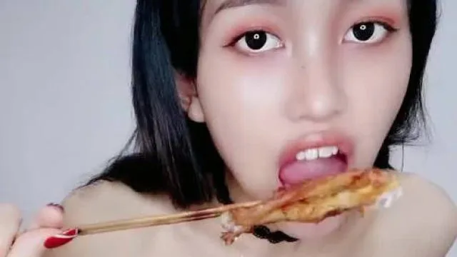 19岁的妹子边吃烤鸡翅边做爱