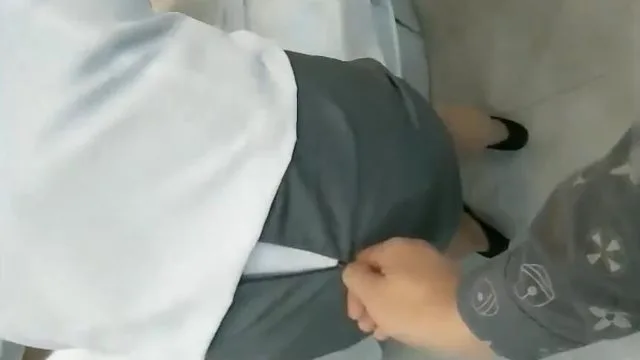 酒店客服换床单被客人强奸