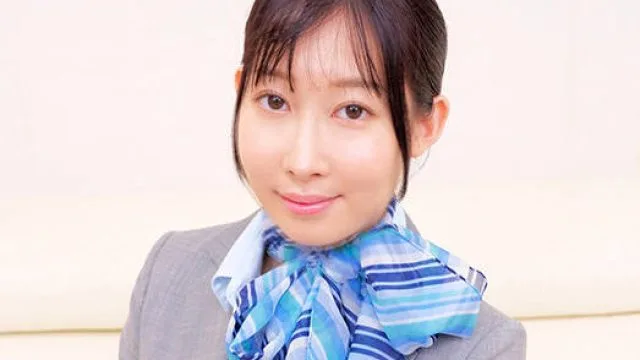 IENFH-32301 航空会社勤務の現職キャビンアテンダントさん！女性経験無しのシャイな童貞の悩みを解決してもらえませんか？ フル勃起した童貞チ○ポにフライト帰りでム