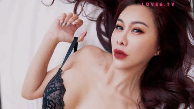 皇家华人RAS-0304第一次去女友家就被母女俩吃掉