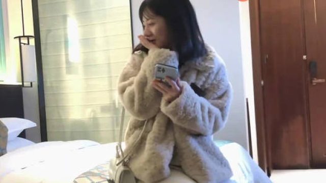 22岁小嫩妹抱起来操超级爽
