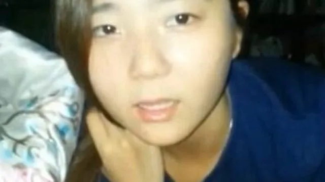 可爱的女大学生在宿舍给男友吹大鸡巴
