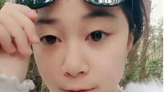 大学生校园后山茶园打野战