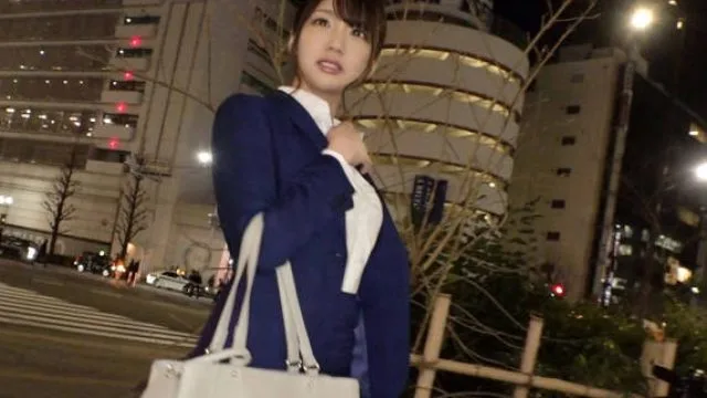 200GANA-2271在街上搭讪到的黑丝长腿美女OL虽然很不情愿，但是因为实在欠了太多外债，只好勉为其难地被插入。