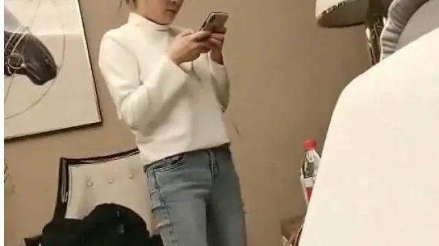 西西哥泡了两个良家妹子酒店套房玩3P