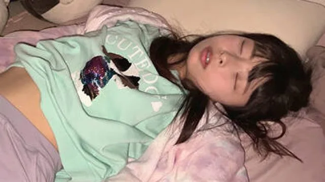 NEOS-009 つきまとい09 艶やかな黒髪にお行儀良く制服を着た眼鏡文学美少女に近づき電車痴●。そして家までつきまとい窓の隙間から盗撮侵入し睡眠姦。