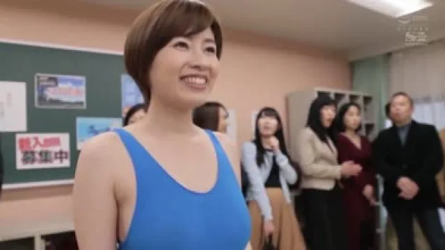 ssni-195穿着开叉泳衣来参加家长会的巨乳妈妈奥田咲在学校里不断狩猎同学和老师的肉棒