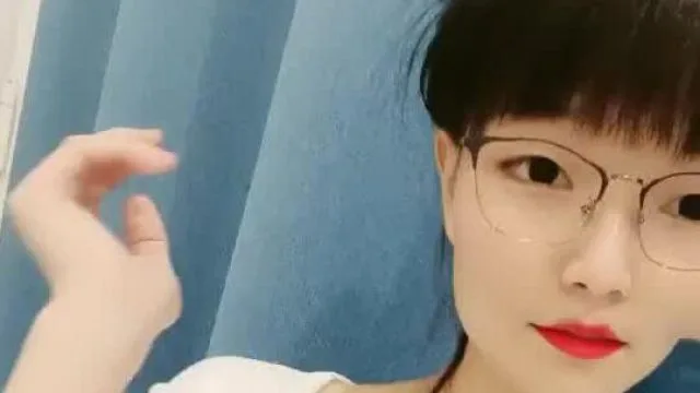 小色女家中微信勾引附近的人