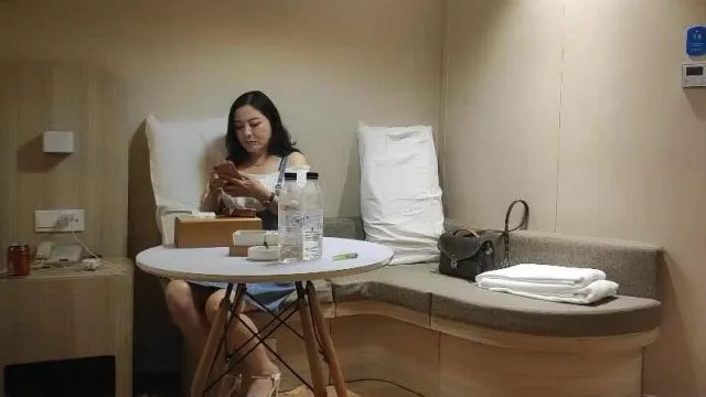 贵妇网上约炮小伙子不想努力了