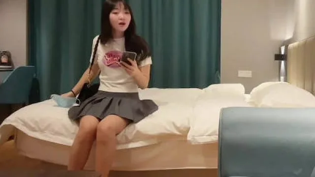 约炮清纯大一新生后入翘臀大力抽插-小飞