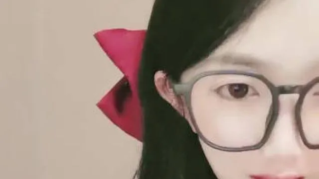 清纯羞涩眼镜妹露逼秀