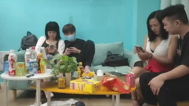 专找老阿姨09-10约了两个熟女玩4P