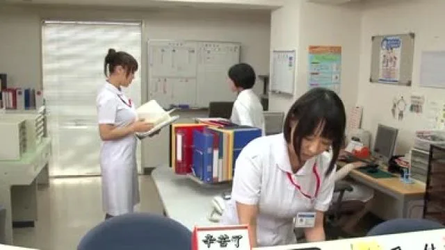 mimk-006经典漫改：当护士老妈在其他男人面前脱下白衣时，展现出前所未见的淫荡表情。