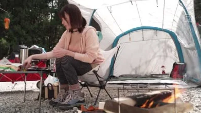 SONE-970在无人来帮忙的深山露营地脱颖而出的K罩杯单人露营者-鷲尾めい