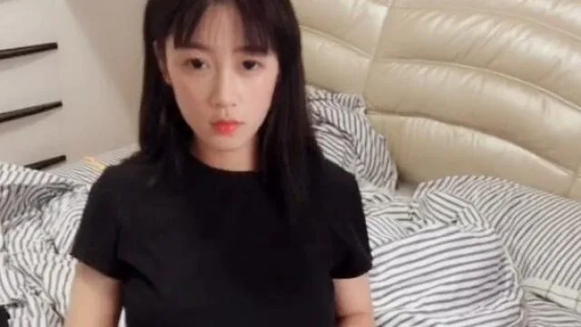 美女老婆拍自慰短片给出差的老公打手枪