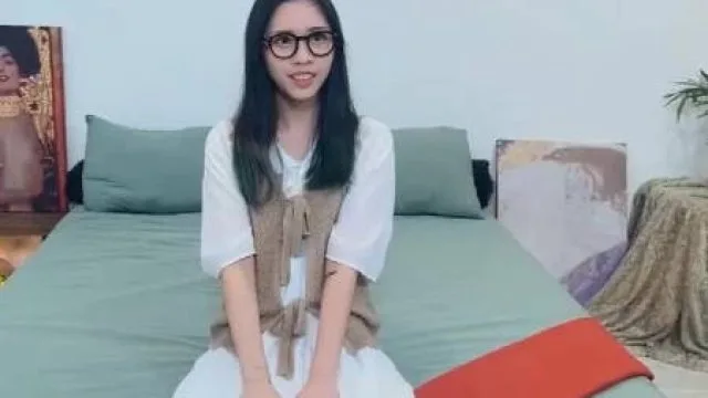 白虎少女梦幻4P精液大乱交