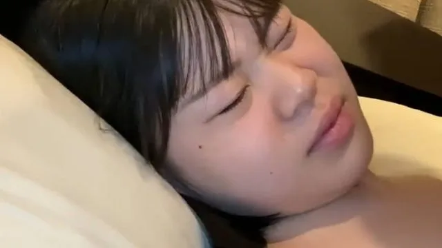 FC2PPV-4840818-拥有娃娃脸的黑发女孩