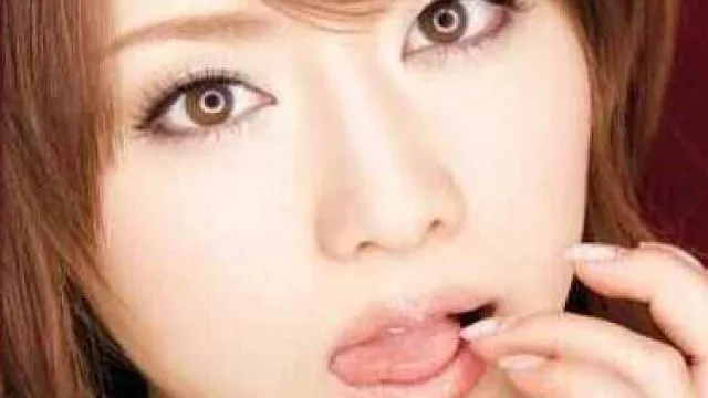 SOE-423 吉泽明步用诱人美唇品尝肉棒，淫语不断